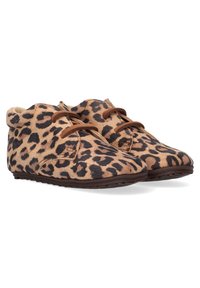 Luipaardprint suède schoenen met een ronde neus, bruine veters en een flexibele donkere zool. Ze hebben een zachte textuur en een laag uitgesneden ontwerp.