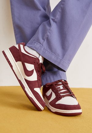 DUNK LOW - Tenisky - phantom red sepia sail white