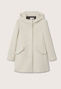 Abrigo de color crema con capucha, con corte recto, dos bolsillos laterales en ángulo y una textura suave. Diseño sencillo sin cierres visibles.