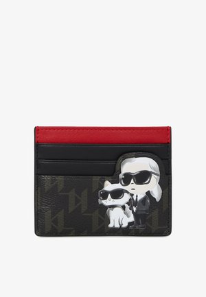 Černý a červený držák karet s kreslenými postavičkami člověka a kočky nosícími černé sluneční brýle v dolním pravém rohu.