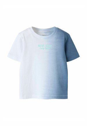 Kurzärmeliges Kinder-T-Shirt mit weiß-blauem Farbverlauf und dem Aufdruck "NEXT STOP Long Coast" auf der Brust.