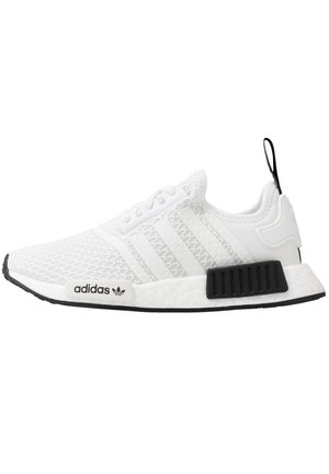 Baskets blanches Adidas NMD avec tige en mesh, trois bandes, languette de talon noire et accents noirs sur la semelle intermédiaire sur fond blanc.
