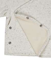 Hellgraues Button-up-Hemd mit einer gefleckten Textur, ausgestattet mit Druckknöpfen und einem kontrastierenden, weichen Innenfutter.