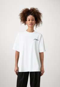 PEQUS CHEST LOGO UNISEX - Navadna majica - white sand