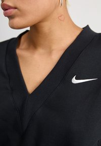 Nike Sportswear V NECK - Pamata T-krekls - black/sail