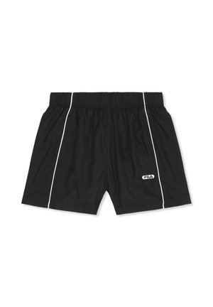 Czarne sportowe spodenki z białymi pionowymi paskami po bokach i logo Fila z przodu, z elastycznym paskiem w talii, ułożone płasko na białym tle.