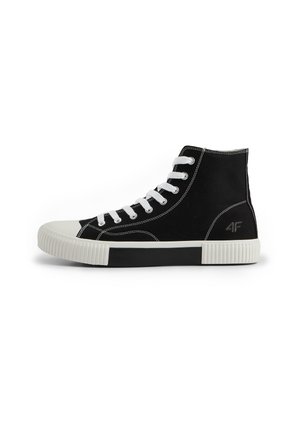 Czarny sneaker z wysoką cholewką, białymi sznurówkami, białą gumową podeszwą i czubkiem, z logo "4F" z boku.
