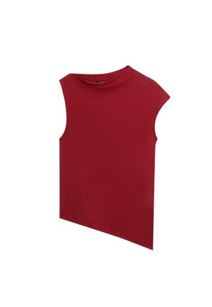 Top rosso senza maniche con scollo alto leggermente drappeggiato e orlo asimmetrico inclinato verso il basso sul lato destro.