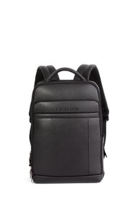 Musta nahkareppu, jossa on teksturoitu pinta, kaksi säädettävää hihnaa, yläkahva ja etutasku, jossa on logo.