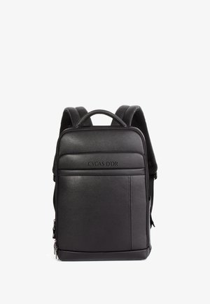 Mochila negra de cuero con superficie texturizada, dos correas ajustables, un asa superior y un bolsillo frontal con un logo.
