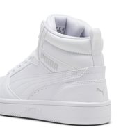 Hvite høye sneakers laget av lær, med polstret krage, snøring foran og subtil sølv Puma-merkevare på siden og hælen.