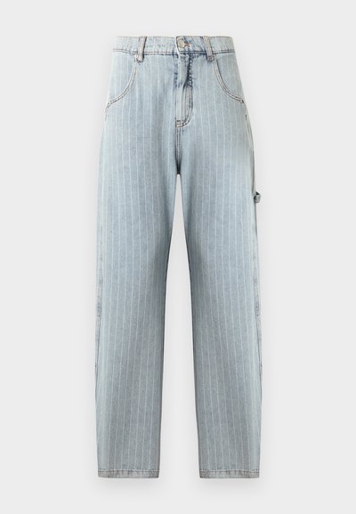 Pantalones de mezclilla azul claro con rayas verticales blancas, diseño de pierna recta, cinco bolsillos y un bolsillo lateral tipo cargo.