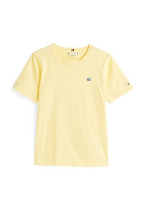 Gelbes Baumwoll-T-Shirt mit rundem Halsauschnitt, kurzen Ärmeln, einem kleinen blauen Logo auf der Brust und einem roten Akzent am Ärmel.
