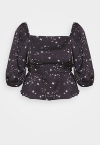Blusa negra con mangas abullonadas, escote cuadrado y dobladillo peplum. Presenta un estampado de estrellas y lunas en plata. Textura de tela suave.