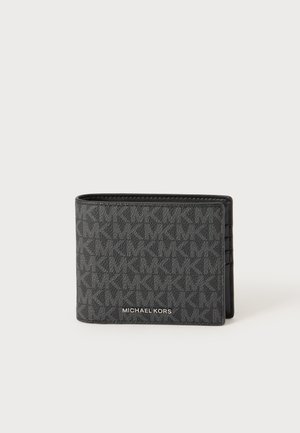 Portafoglio Michael Kors nero con motivo logo MK strutturato e nome del marchio in argento sul davanti, mostrato chiuso su uno sfondo semplice.