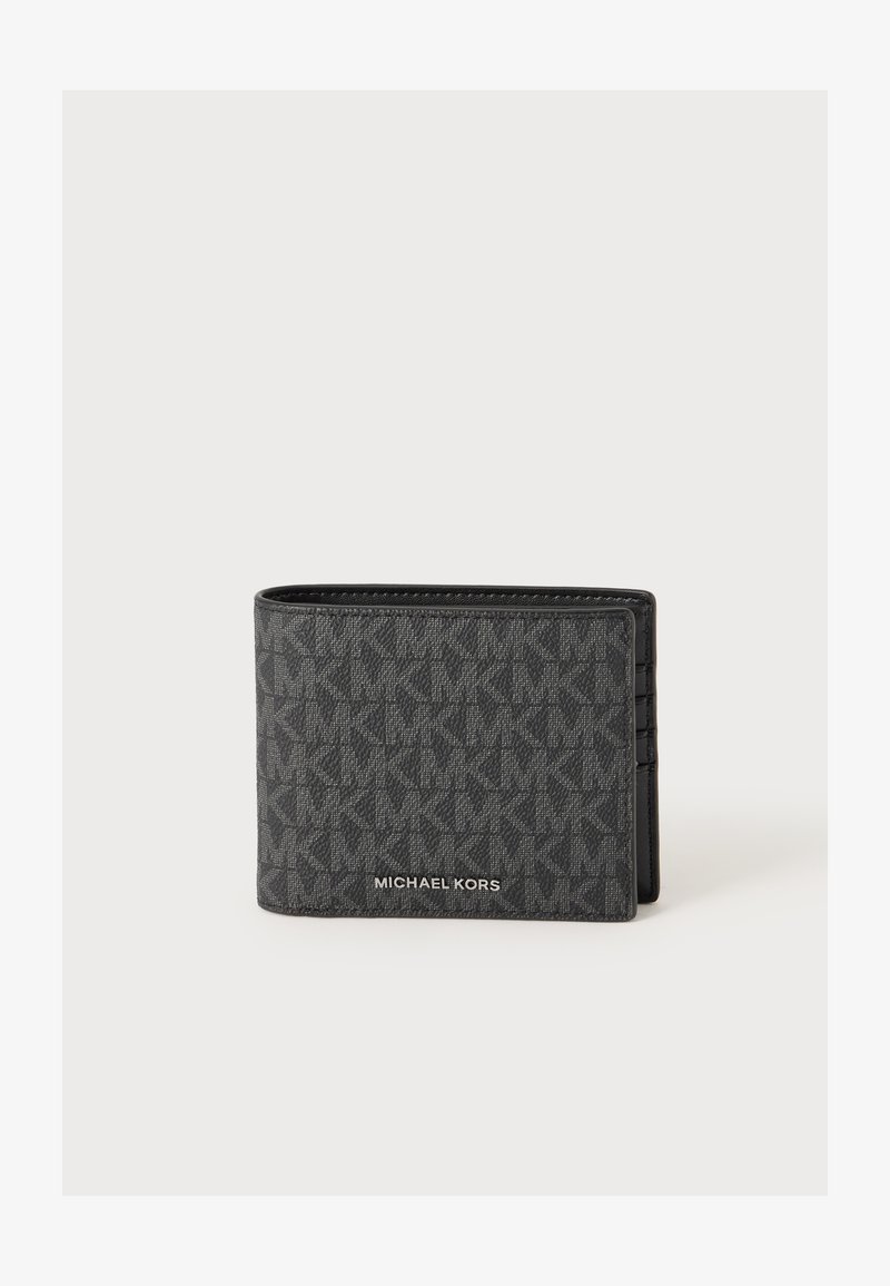 Μαύρο πορτοφόλι Michael Kors με υφασμένο μοτίβο λογότυπου MK και ασημένιο όνομα επωνυμίας μπροστά, εμφανίζεται κλειστό σε απλό φόντο.