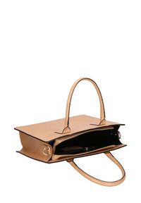 Borsa in pelle di colore beige chiaro con design strutturato, apertura superiore e interno nero. Presenta due manici e una tasca con zip per riporre oggetti.