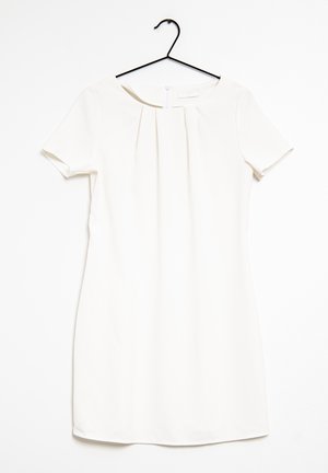 Vestido blanco de manga corta con detalle plisado en el escote colgado en una percha negra sobre un fondo blanco.