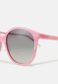 Ροζ μαρμάρινα γυαλιά ηλίου με σκουρόχρωμους φακούς με κλίση. Οι σκελετοί διαθέτουν λεία φινίρισμα και εγχαρακτωμένο λογότυπο "vogue" και στις δύο βραχίονες.