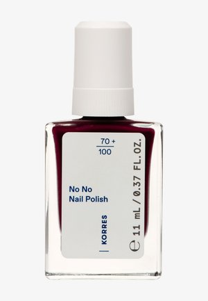 Opaak glazen flesje burgundy nagellak van 11 ml. Witte dop met ribbelstructuur. Etiket met blauwe tekst en productdetails.