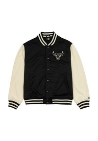 Μαύρο και εκρού varsity μπουφάν με λογότυπο ταύρου, κλείσιμο με κουμπιά, ριγέ ριμπ λαιμόκοψη και μανσέτες, καθώς και πλαϊνές τσέπες. Ομαλή υφή.