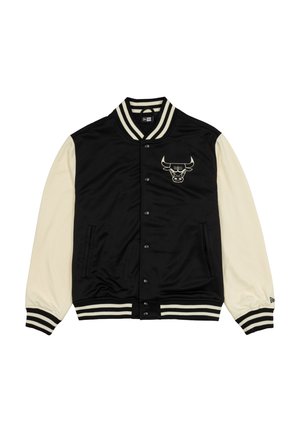 Svart og kremfarget varsity-jakke med en okse-logo, trykknapper, stripete ribbestrikket krage og mansjetter, og sidelommer. Glatt tekstur.