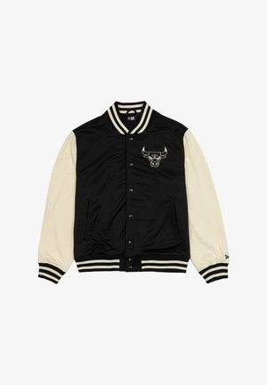 Čierno-krémová univerzitná bunda s logom býka, zapínaním na cvoky, pruhovaným rebrovaným golierom a manžetami a bočnými vreckami. Hladká textúra.