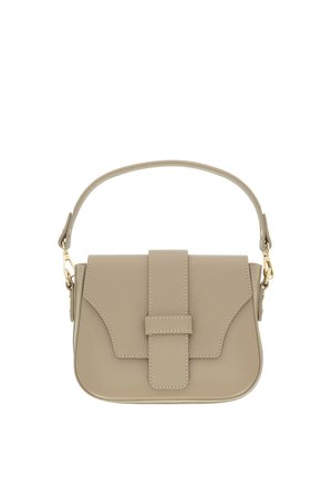 Beżowa skórzana torebka z przednią klapką i szerokim paskiem, z elementami metalowymi w kolorze złota oraz o usztywnionym, prostokątnym kształcie.