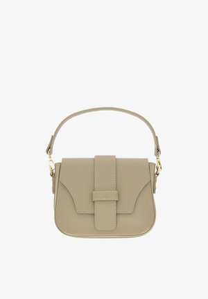 Beżowa skórzana torebka z przednią klapką i szerokim paskiem, z elementami metalowymi w kolorze złota oraz o usztywnionym, prostokątnym kształcie.