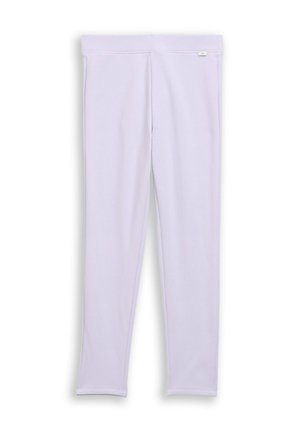 Helllila nahtlose Leggings mit umgeschlagenem Bund und kleinem metallischem Logoanhänger auf der rechten Seite, flach auf weißem Hintergrund dargestellt.