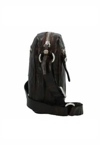 Borsa in pelle marrone di forma rettangolare, con accessori in metallo argentato, chiusura con zip e tracolla regolabile per il trasporto.