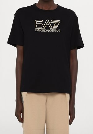 Sort bomuld T-shirt med guldlogoet "EA7 Emporio Armani" på fronten. Korte ærmer, afslappet pasform og rund halsudskæring.