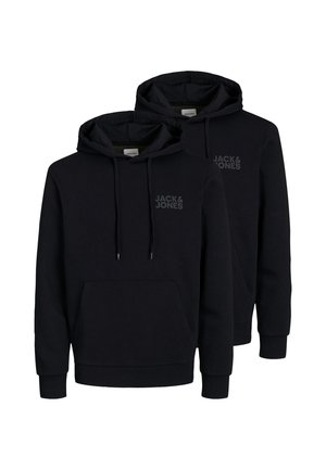 Zwei schwarze Kapuzenpullover mit Fronttaschen und dem auf der linken Brust aufgedruckten "Jack & Jones"-Logo, vor weißem Hintergrund dargestellt.