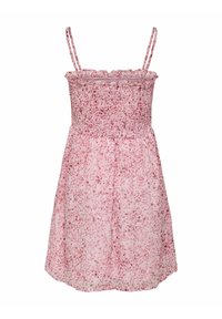 Robe rose sans manches avec fines bretelles, corsage froncé et motif floral sur toute la jupe et la partie supérieure.