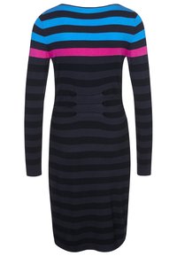 Robe à manches longues rayée présentant des rayures horizontales bleues et roses sur un fond sombre, avec un design ajusté et des détails de texture subtils.