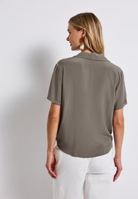 Street One MIT BOWLINGKRAGEN - Camicia - braun