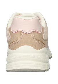 Sneakers met een kleurenschema van roze en beige, met een gestructureerde suède hiel en een mesh bovenwerk. Witte rubberen buitenzool met grip patroon.