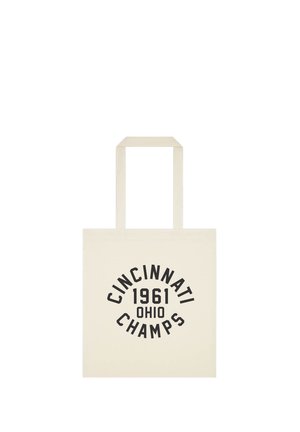 Beżowa torba na ramię z długimi rączkami i czarnym napisem „Cincinnati Ohio 1961 Champs” dużymi pogrubionymi literami.
