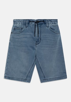 Shorts en denim de couleur bleu moyen avec une taille élastique et un cordon de serrage noir, comportant des poches avant et des détails de couture contrastants.
