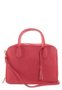 Borsa a tracolla rossa con texture, dotata di doppi manici, una tracolla staccabile e accenti in metallo dorato. Presenta un dettaglio con nappina e logo frontale.