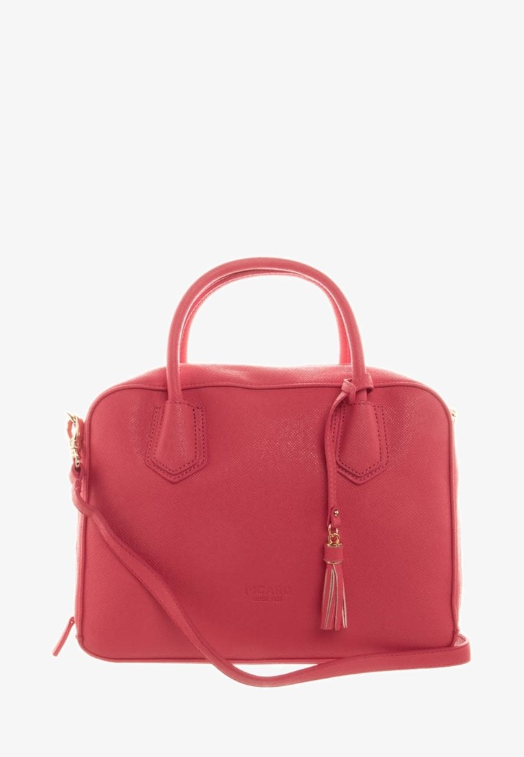 Sac à main texturé rouge avec double poignées, une bandoulière amovible et des accents en métal doré. Présente un détail de pompon et un logo à l'avant.