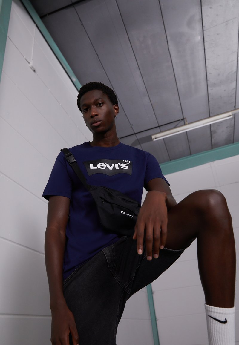 Levi's® GRAPHIC CREWNECK TEE - T-shirt estampada - peacoat