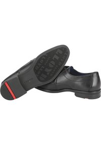 Černé kožené společenské boty s hladkým povrchem, zaoblenou špičkou, texturovanou podrážkou a červeným akcentem na podpatku. Detaily zahrnují perforované strany.