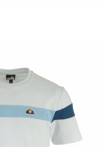 Camiseta blanca de manga corta con franjas horizontales en azul claro y azul oscuro. Incluye un logo bordado en naranja y amarillo.
