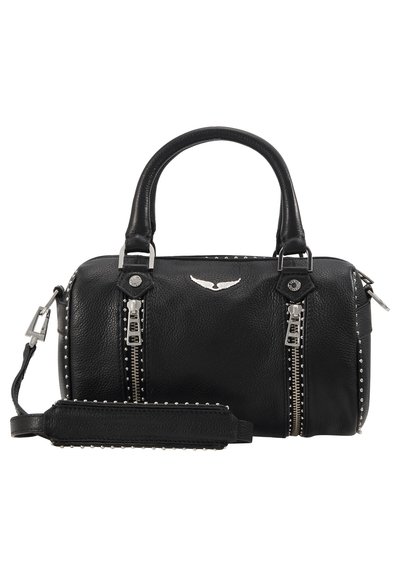 Bolso de cuero negro con dos bolsillos con cremallera, acentos en hardware plateado, detalles con tachuelas y una correa de hombro desmontable.