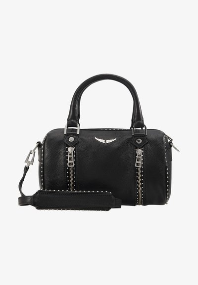 Bolso de cuero negro con dos bolsillos con cremallera, acentos en hardware plateado, detalles con tachuelas y una correa de hombro desmontable.