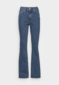 Jeans de mezclilla azul de talle alto con botón frontal y cremallera, diseño de cinco bolsillos y piernas rectas ligeramente acampanadas.