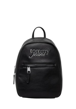 Sort læderrygsæk med frontlomme med lynlås og "tommy jeans" logo præget på den øverste forreste del.