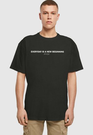 Sort bomulds t-shirt med korte ærmer, der har hvid tekst: "HVER DAG ER EN NY START #håb." Enkel, afslappet pasform.