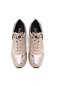 Sneaker beige con dettagli metallici in argento, materiale superiore sintetico, punta rotonda, chiusura con laccio e zip, design della soletta imbottita.
